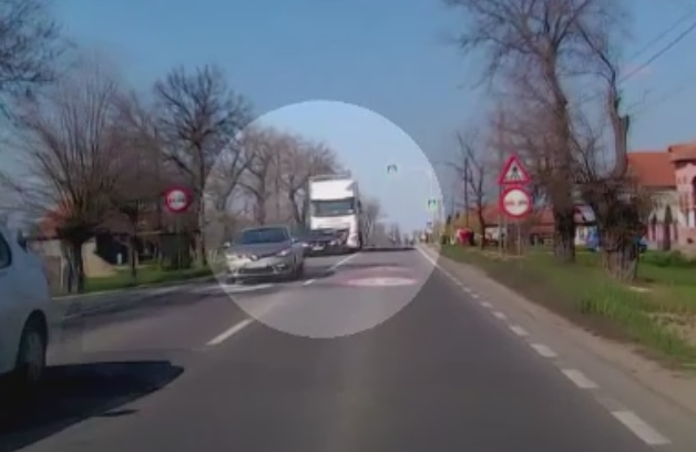 O camera de bord a surprins momentul in care soferul de TIR a suferit un atac cerebral. Imagini incredibile cu haosul creat