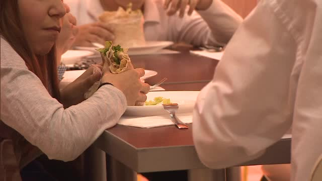 Ministrul Educatiei viseaza la o masa calda aproape imposibila. Cheltuielile ar depasi jumatate din bugetul anual alocat