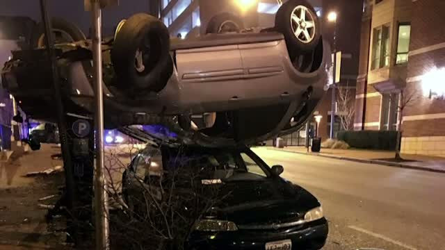 Cum a ajuns o masina cu susul in jos pe capota unui alt automobil. Politistii au gasit explicatia