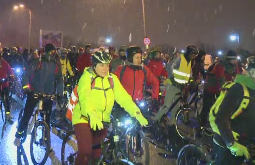 Cum s-a desfasurat Ora Pamantului in Romania. 500 de biciclisti au pedalat pe zapada, in Bucuresti