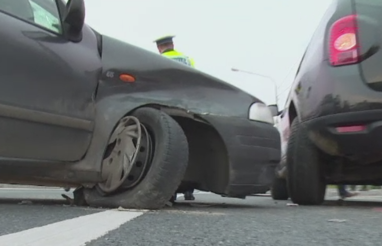 Accident pe A1. Patru raniti dupa ce un autoturism a intrat violent intr-o masina de teren care se oprise