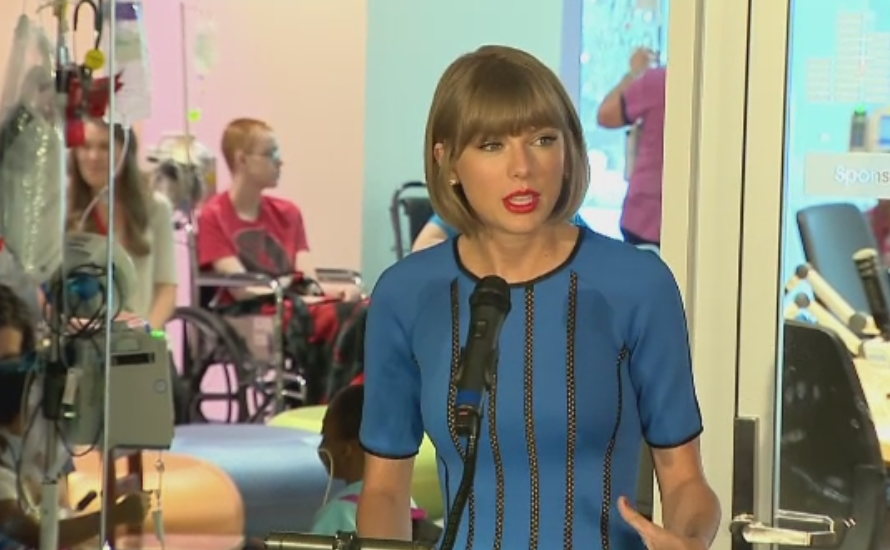 Copiii internati intr-un spital din America, vizitati de cantareata Taylor Swift si prezentatorul de radio Ryan Seacrest