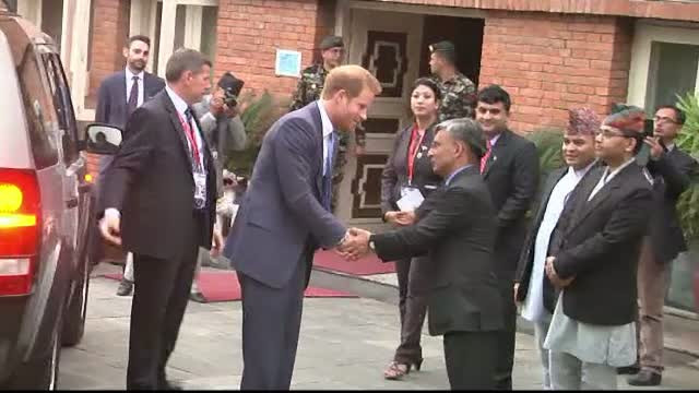Printul Harry, in vizita in Nepal. Este primul membru al familiei regale britanice care viziteaza tara in ultimii 8 ani