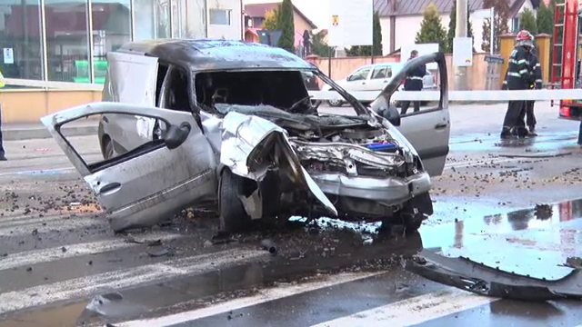 Un tanar de 19 ani, la un pas sa arda de viu dupa ce a intrat cu masina intr-un stalp. Ce transporta in vehicul