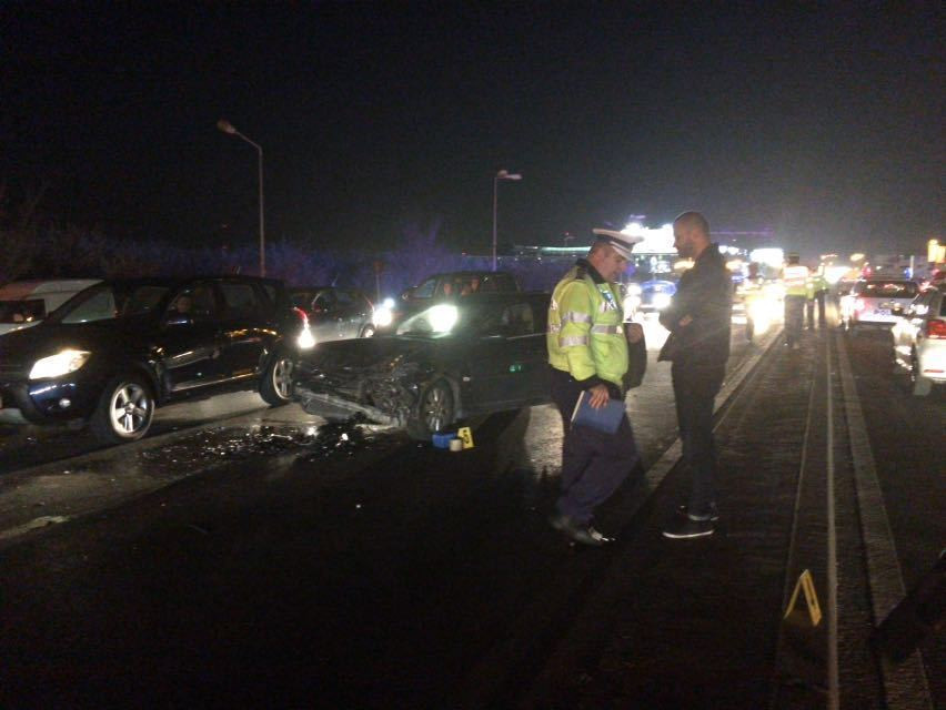 Trei autoturisme, implicate intr-un accident pe DN1, la Pasaj Baneasa. O masina s-a rasturnat