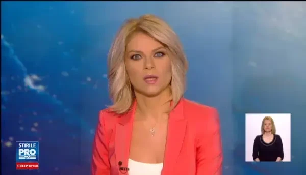 Un tanar de 19 ani, la un pas sa arda de viu dupa ce a intrat cu masina intr-un stalp. Cine a reusit sa-l scoata