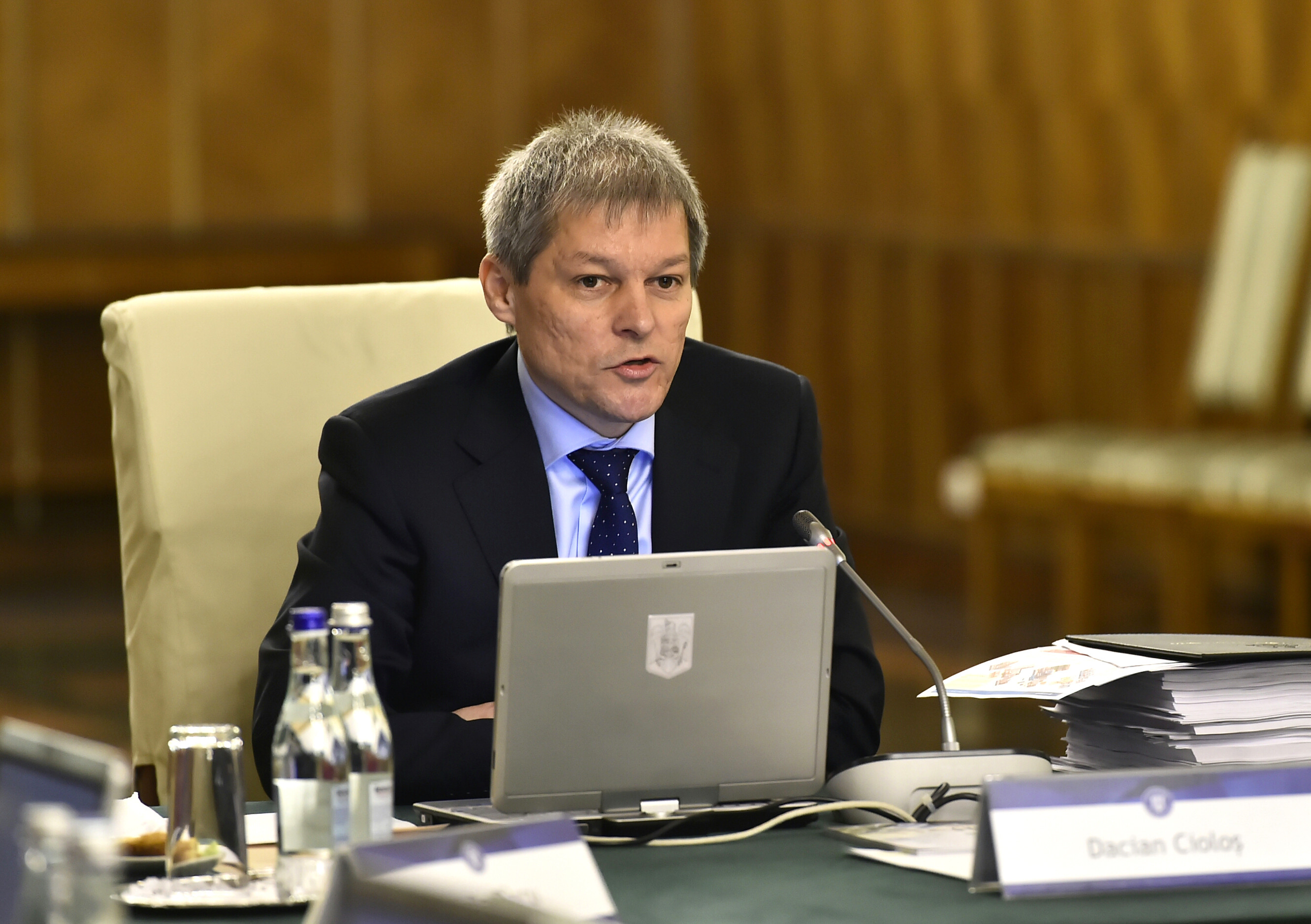 Reactia lui Dacian Ciolos pe Facebook dupa ce a fost criticat de initiatorul Legii Darii in Plata: "Are o abordare populista"
