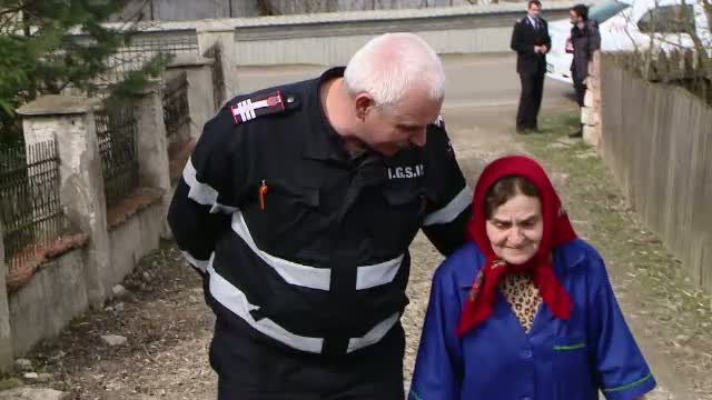 Gestul incredibil facut de cativa pompieri din Suceava. Ei reconstruiesc casa arsa a unei familii ramase pe drumuri