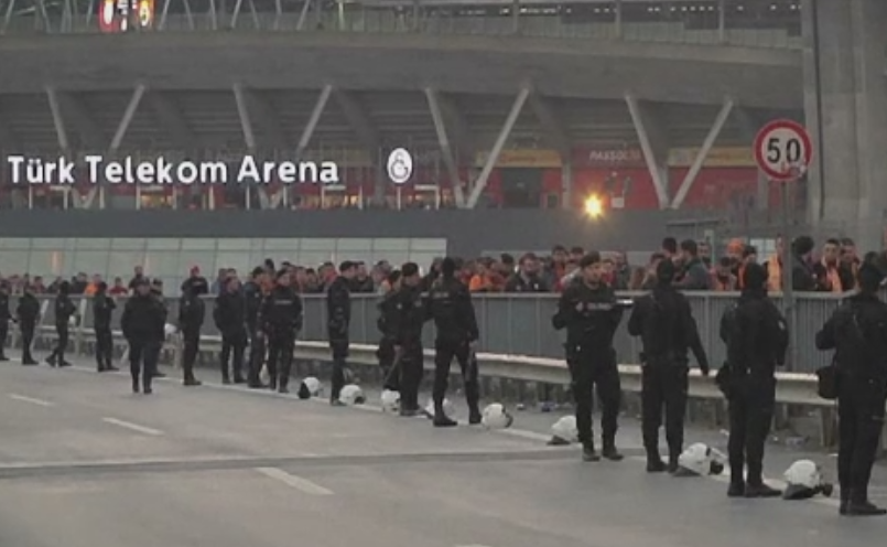 Meciul de fotbal dintre Galatasaray si Fenerbahce, anulat cu 2 ore inainte dupa o amenintare terorista