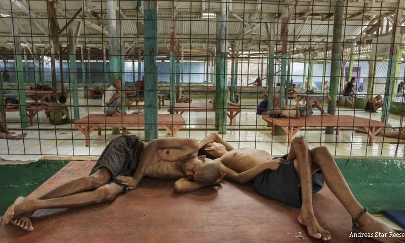 "Este iadul pe pamant". Conditiile inumane in care sunt tinute persoanele care sufera de boli psihice in Indonezia