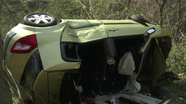 Au ocolit o groapa si au cazut intr-o rapa de 10 metri. Doua persoane din Buzau, la un pas sa sfarseasca tragic