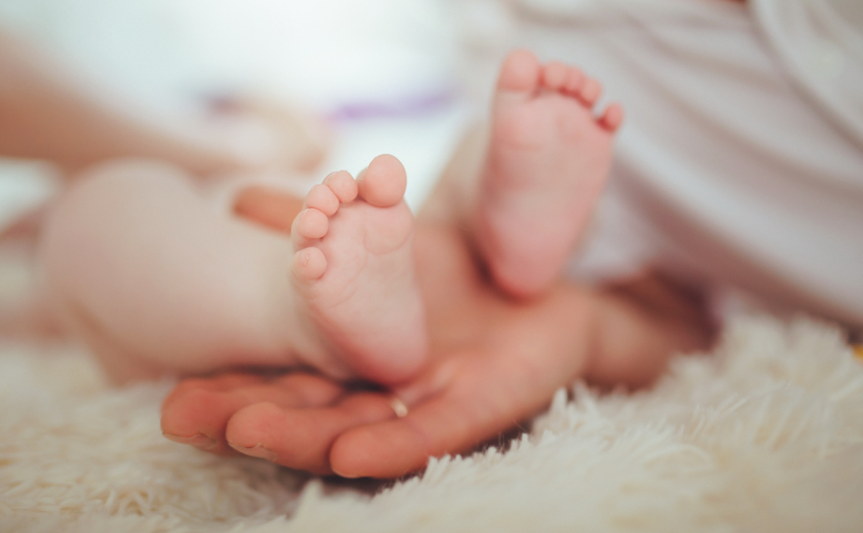 Gestul inexplicabil al unei mame cu fetita ei de doar 2 ani. Ce a fost in stare sa-i faca micutei i-a socat pe toti