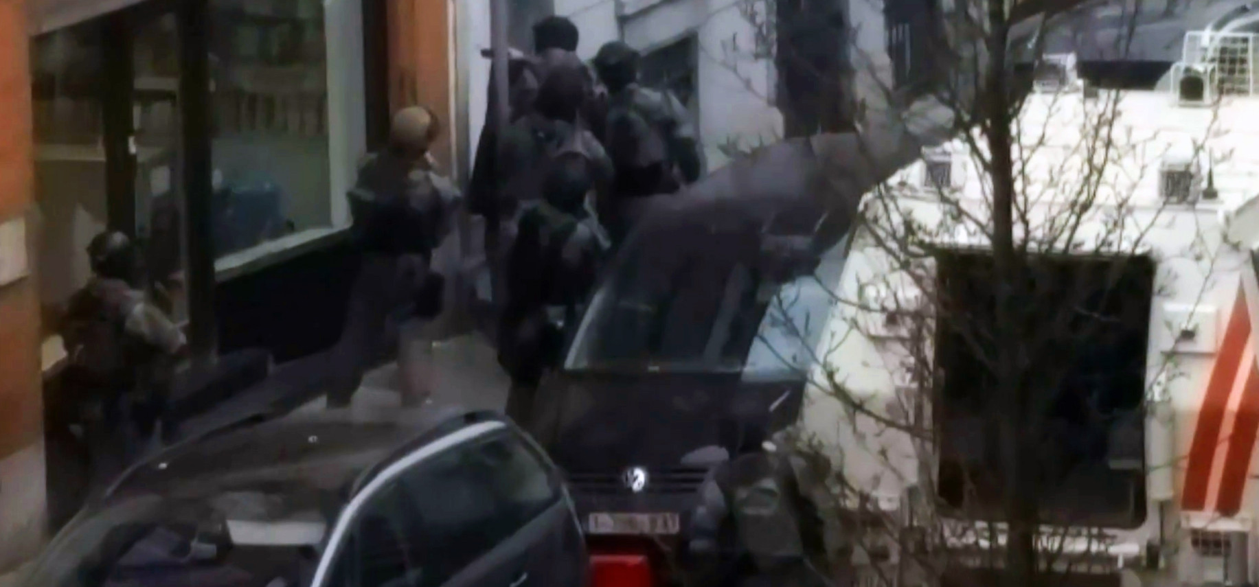 Noi imagini cu momentul capturarii teroristului Salah Abdeslam. Cainele folosit de fortele speciale belgiene