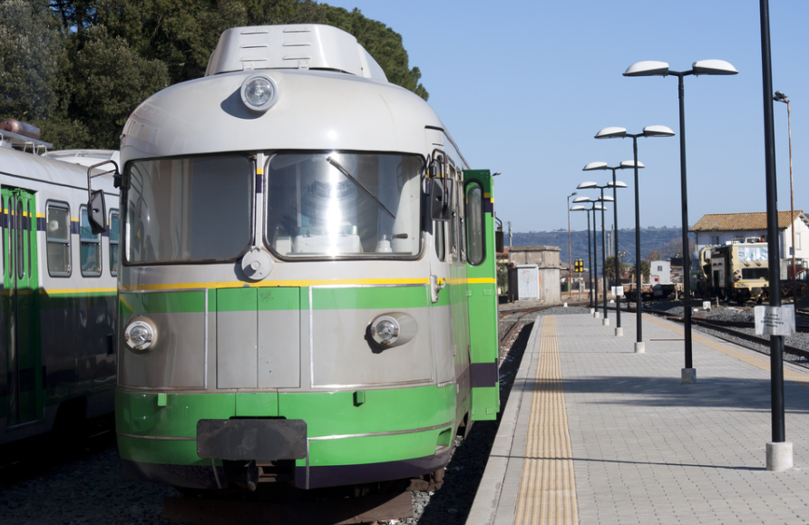 Incident grav intr-un tren din Italia. Un roman a atacat o femeie cu ciocanul pentru un telefon si 15 euro