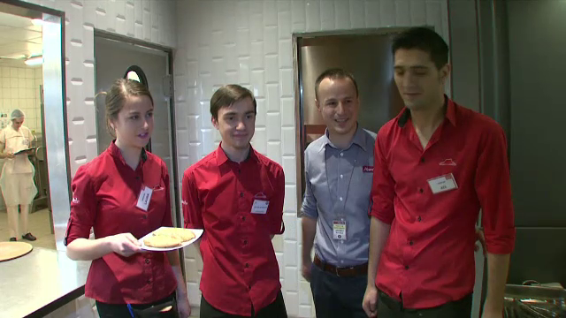 Joburi pentru elevi si studenti. Ce salarii puteti primi daca va angajati in restaurant, hotel sau club