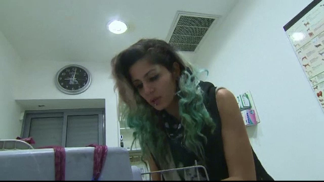 Tanara care traieste cu 60 de lilieci in apartament. Vecinii ei au depus plangere la primarie