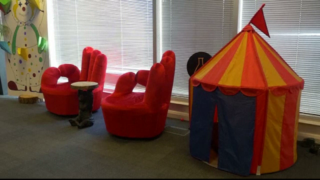 Corturi, caravane si leagane in loc de birouri, la o companie IT din Liverpool. Cat a costat amenajarea si ce efect are