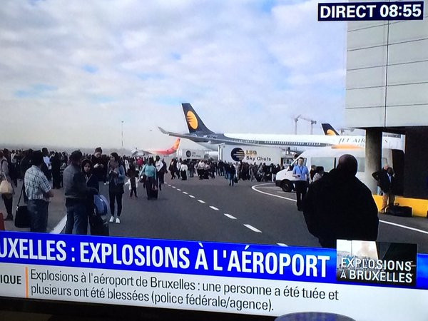 Marturiile romanilor care se aflau pe aeroportul din Bruxelles. "Ne-am inchis in birou si ne-am bagat sub masa"