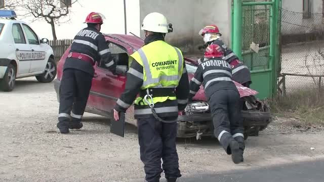 O soferita incepatoare a pus in pericol viata fetitelor sale. Greseala comisa dupa ce a vrut sa depaseasca un TIR