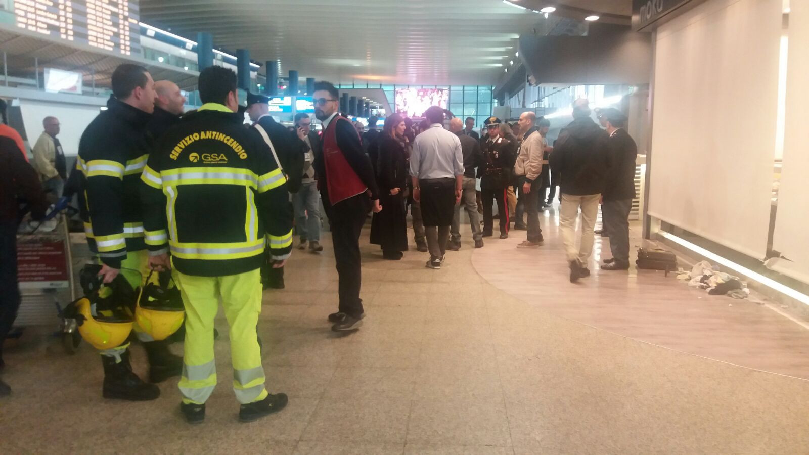 Alerta pe un aeroport din Roma, dupa ce pasagerii au observat un bagaj abandonat. Ce au descoperit ca se afla in el. FOTO