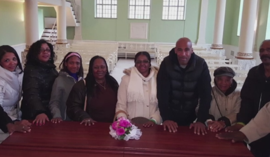 O familie si-a plans ruda decedata de doua zile, insa in timpul slujbei un stranepot a observat un detaliu inspaimantator