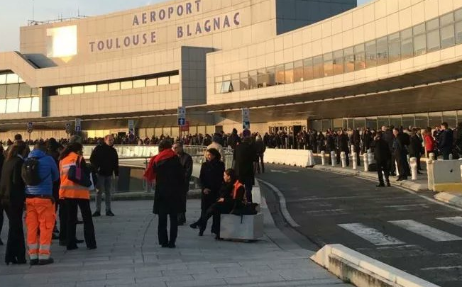 Alerta maxima de securitate in Franta. Aeroportul din Toulouse a fost evacuat din cauza unui pachet suspect. FOTO