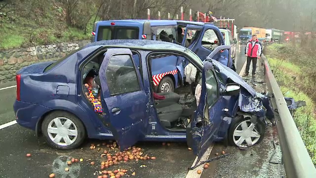 Accidente in lant in vestul tarii, din cauza ploilor dense. Manevra unui sofer de microbuz, soldata cu 1 mort si 2 raniti