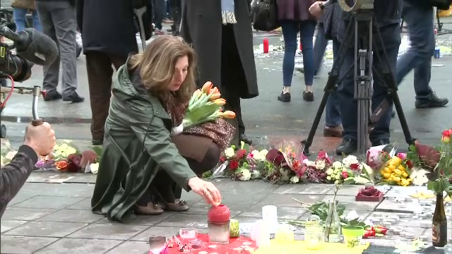Cladirea Guvernului Romaniei, iluminata in culorile drapelului belgian. Gestul facut de Ciolos dupa un moment de reculegere