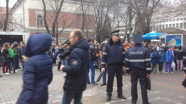 Alerta cu bomba la un liceu din Chisinau: toti copiii au fost evacuati. Ce le-a spus elevul la telefon pompierilor