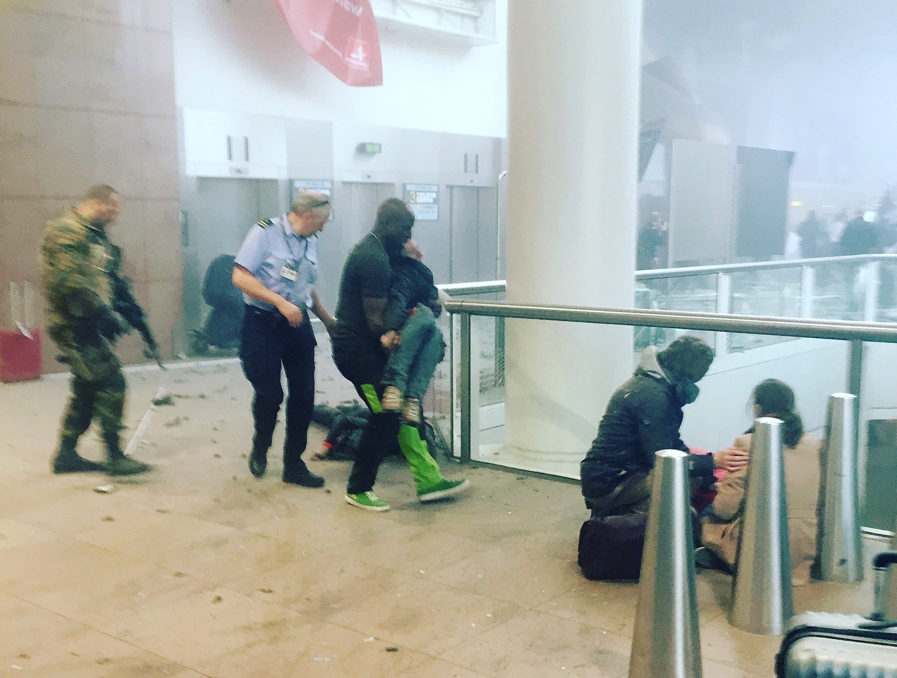 Cand toti fugeau, el s-a intors sa salveze oameni. Cine este eroul care a scos 7 raniti de pe aeroportul din Bruxelles