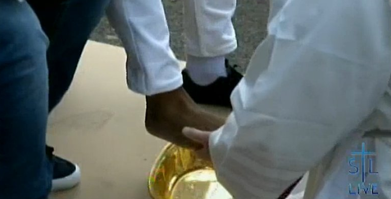 Gestul facut de Papa Francisc pentru 11 refugiati, inainte de Ziua Bunei Vestiri. Migrantii au izbucnit in lacrimi