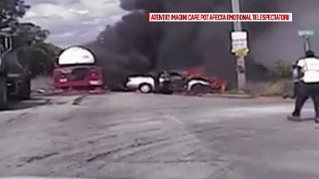 Interventie ca in filme pe o autostrada din Florida. Momentul in care o femeie e salvata dintr-o masina cuprinsa de flacari