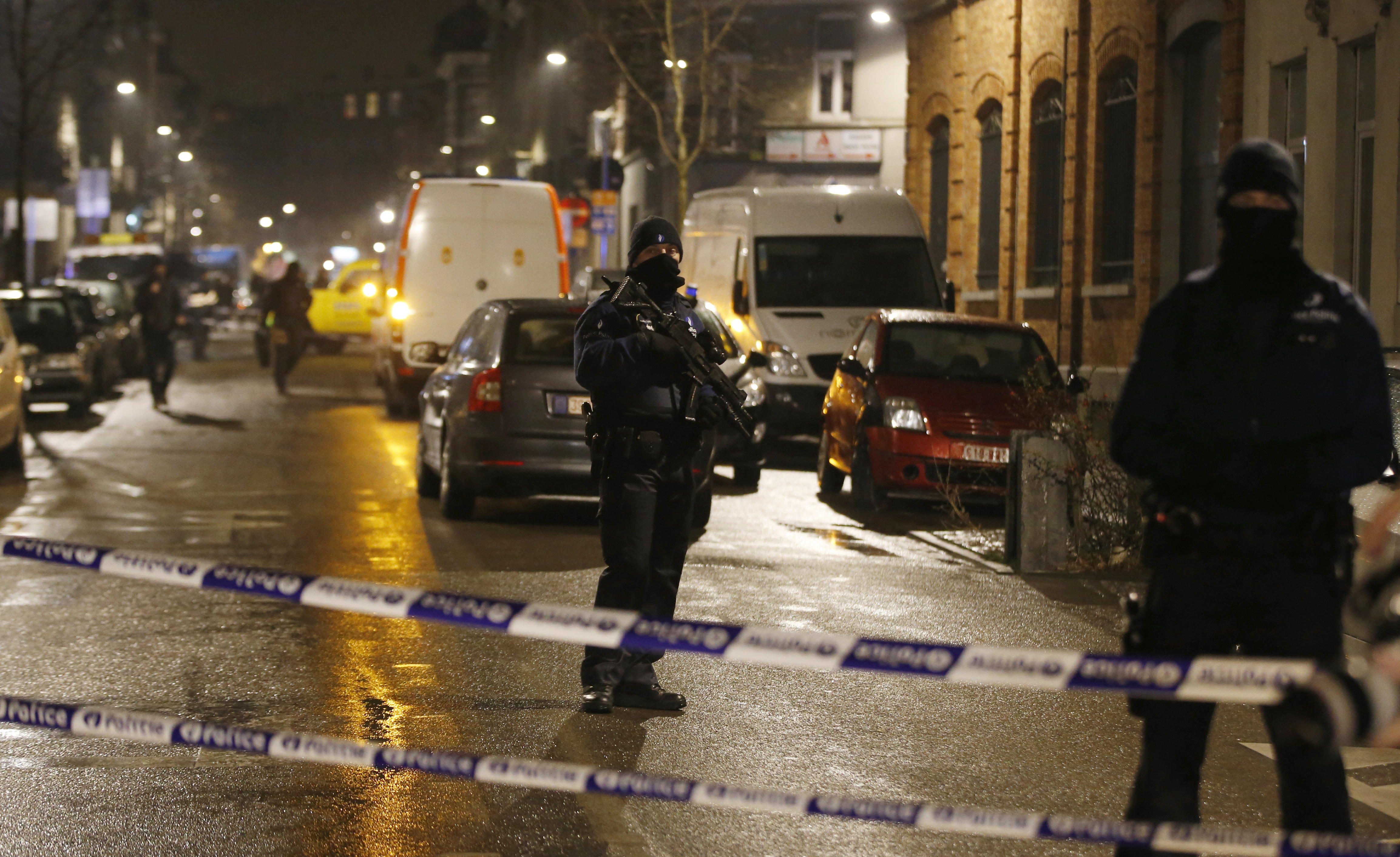 Cursa pentru prevenirea altor atentate. Raiduri, explozie puternica si suspecti arestati in trei tari din UE