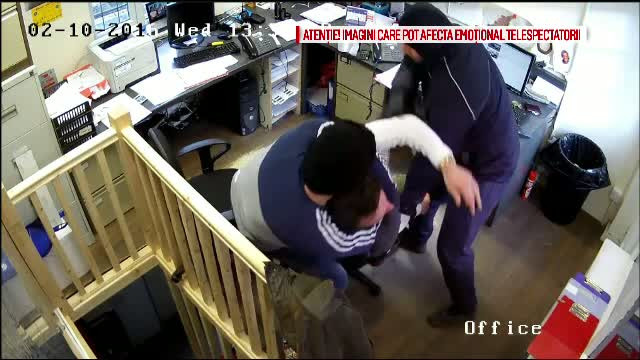 Clipe de groaza pentru un barbat din Londra. A fost atacat in propriul birou de doi indivizi cu cagule