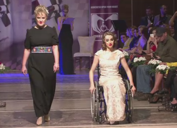 Tinere in scaun cu rotile au defilat pe podium, in tinutele unor designeri. "Conteaza ceea ce oferim"