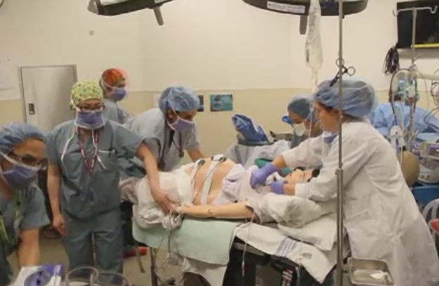 Papusa gravida, cobaiul cu care medicii incepatori invata cum sa se descurce in sala de operatii