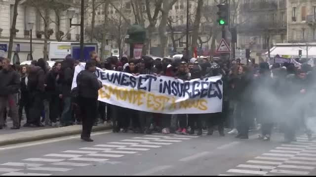 Proteste violente in Franta. Studentii nu sunt de acord cu modificarea reformei muncii