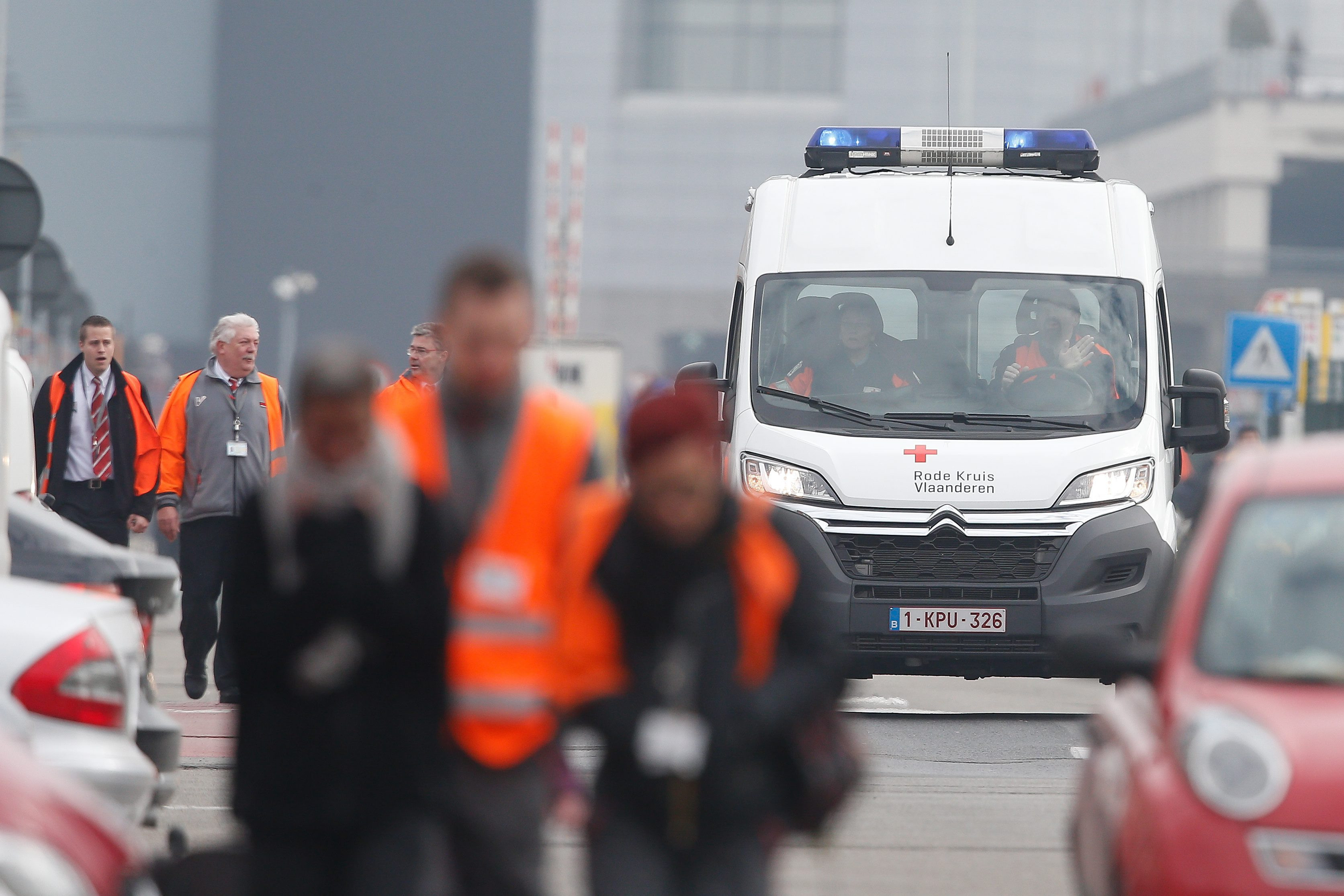 Un microbuz a intrat intr-un camion de mare tonaj in centrul Frantei. 12 persoane au murit