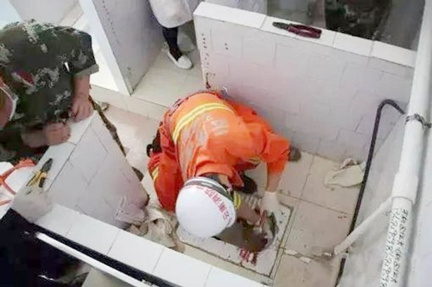 Copil nou-nascut, abandonat in toaleta spitalului de propria mama. Pompierii l-au scos dupa ore intregi. FOTO