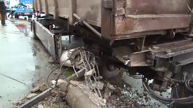 Remorca unui TIR s-a desprins si a pus la pamant un stalp de electricitate, in Targu Jiu. Ce a observat soferul, din mers