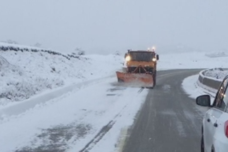 Ninsori abundente, temperaturi de -10 grade si case inundate. Problemele cauzate de vremea rece, in prima luna de primavara