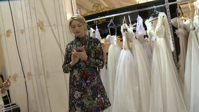 Valentina Pelinel a vorbit printre mirese despre numele de familie al copilului ei. "O sa va spun cand e sigura treaba"