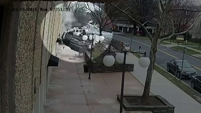 Accident desprins parca dintr-o cascadorie. Momentul in care o soferita cade cu tot cu masina de la etajul 4 al unei parcari