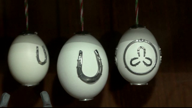 Are atata maiestrie incat reuseste sa potcoveasca si ouale. Cine este artistul care pastreaza vie aceasta traditie