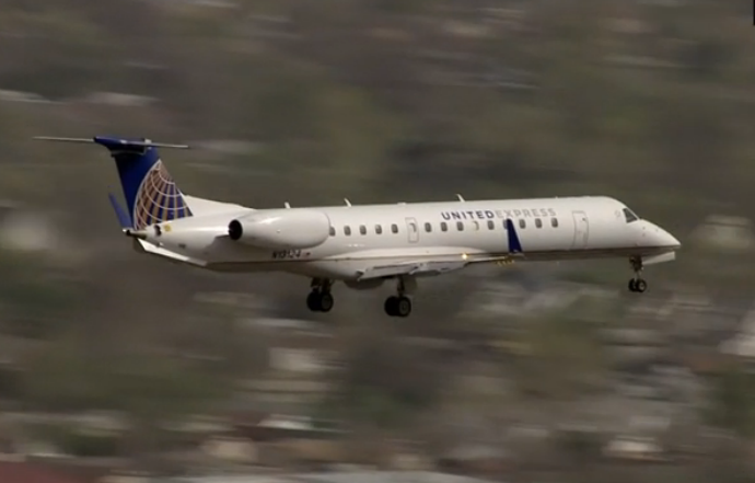 Imagini spectaculoase. Momentul in care un avion plin cu pasageri aterizeaza in Oklahoma City, intr-o zi cu vant puternic