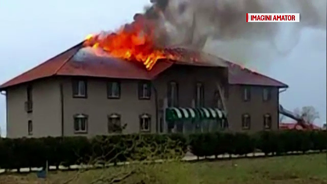 Incendiu puternic la un hotel din Arad: flacarile au cuprins 24 de camere din mansarda. Ce le-a declarat patronul pompierilor
