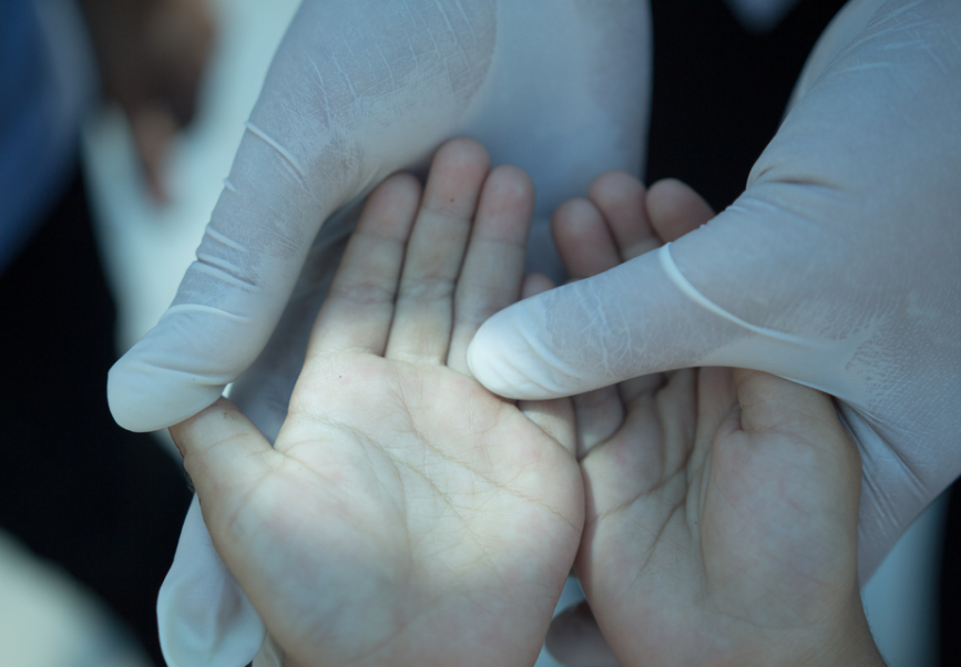 Boala extrem de rara de care sufera un baietel de 8 ani. Doar 9 persoane au fost diagnosticate in intreaga lume