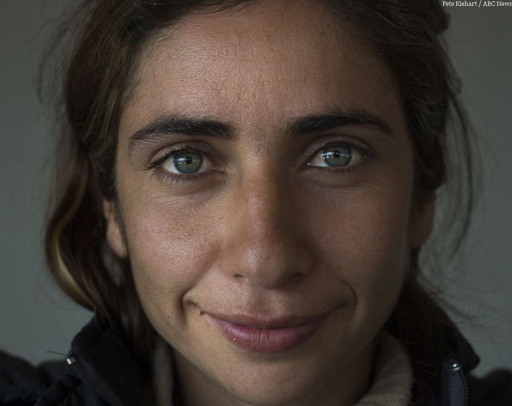 O refugiata din Siria a plecat de acasa cu doar 2 lucruri de pret la ea. Ce a carat femeia intr-un balon, pana in Europa