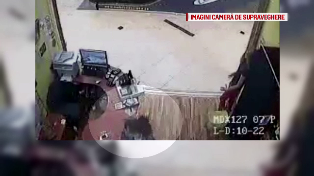 O tanara din Arad, filmata in timp ce fura un telefon dintr-un mall. Proprietarul cere ajutor pe Facebook pentru gasirea ei