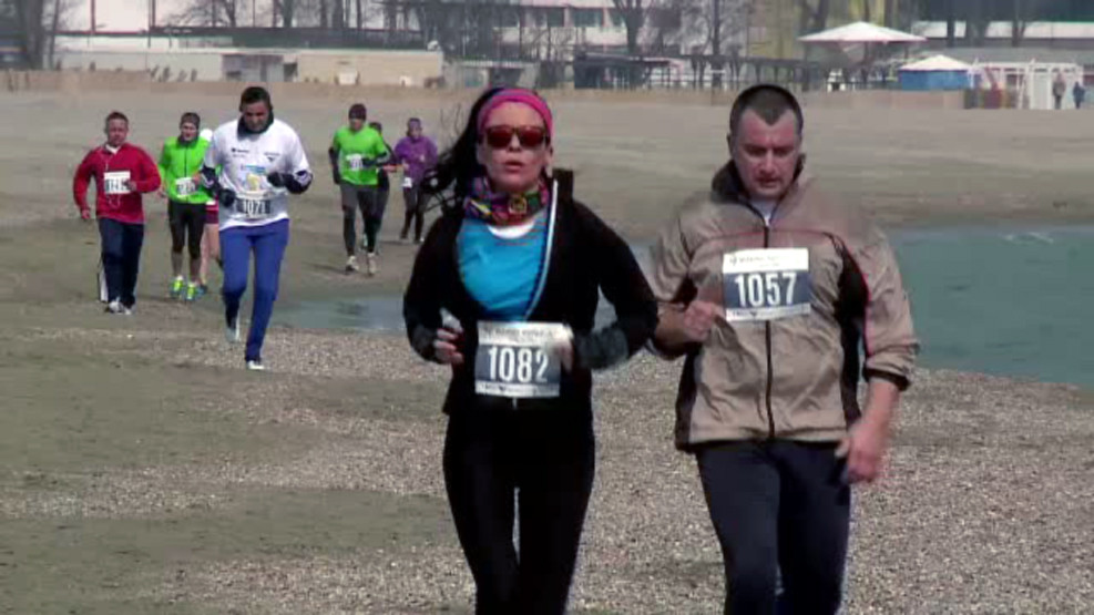 Singurul maraton pe nisip din Europa are loc la Mamaia. Soldati americani se intrec cu catei si cu "cocosul de Dobrogea"
